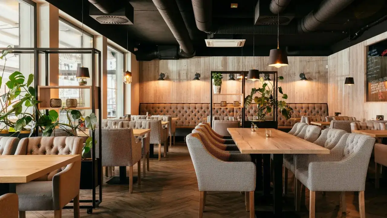 Wnętrze restauracji Tam Gdzie Zawsze w Łebie