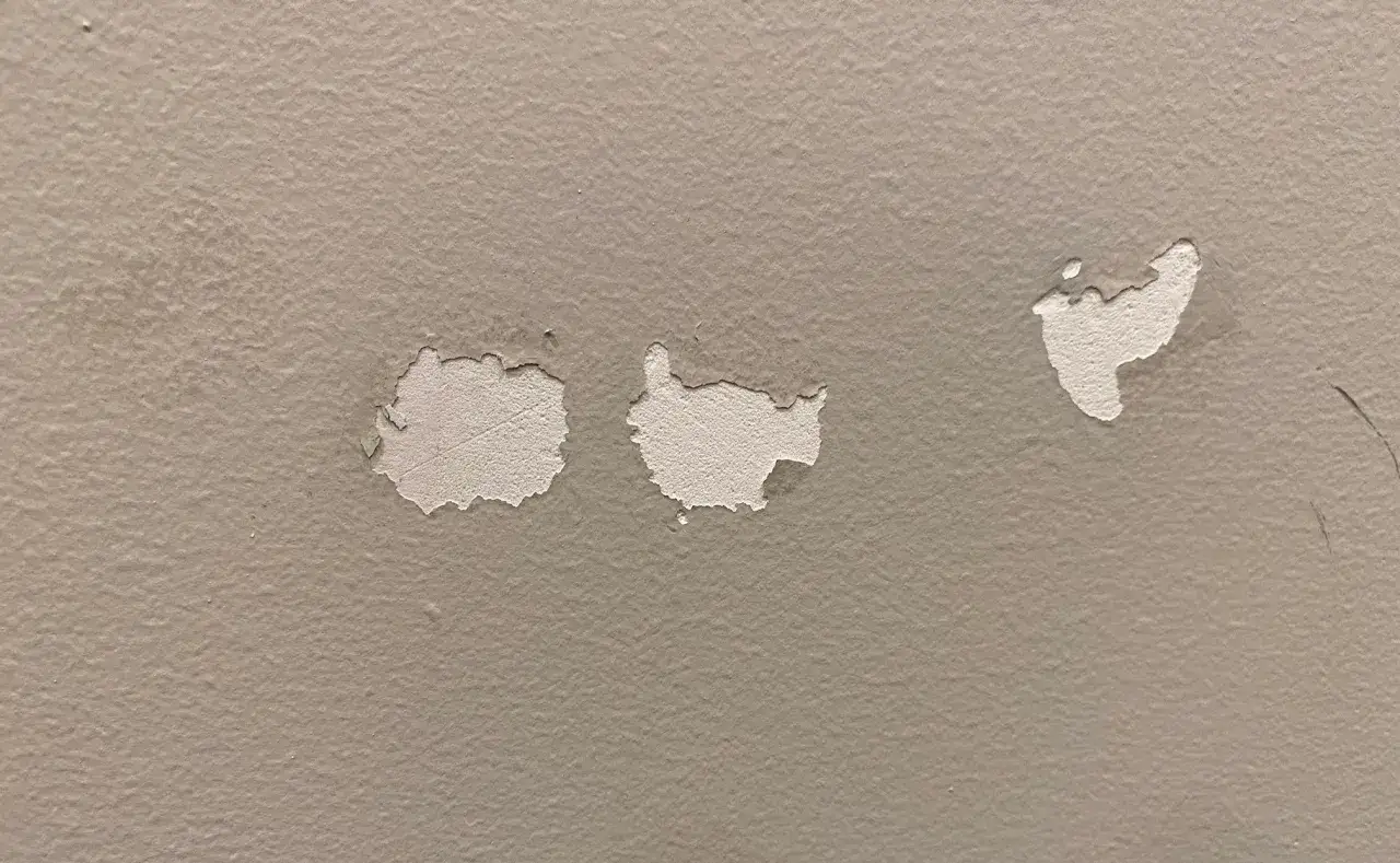 Ściana z odpryskującą farbą. Zastanawiasz się, co zrobić, żeby naklejka się nie odklejała? Upewnij się, że powierzchnia jest czysta i sucha.