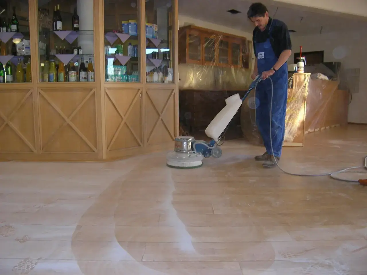 zabezpieczenie podłogi drewnianej remont