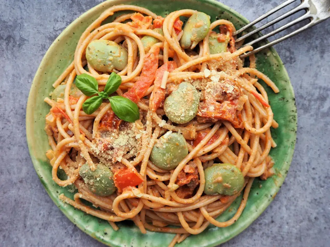 Zdjęcie Makaron z bobem i suszonymi pomidorami: Letnie danie pełne witamin