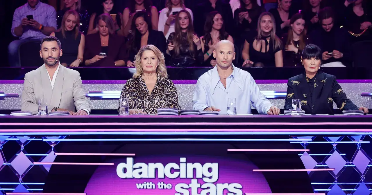 Cztery osoby siedzą przy stole jurorskim w 