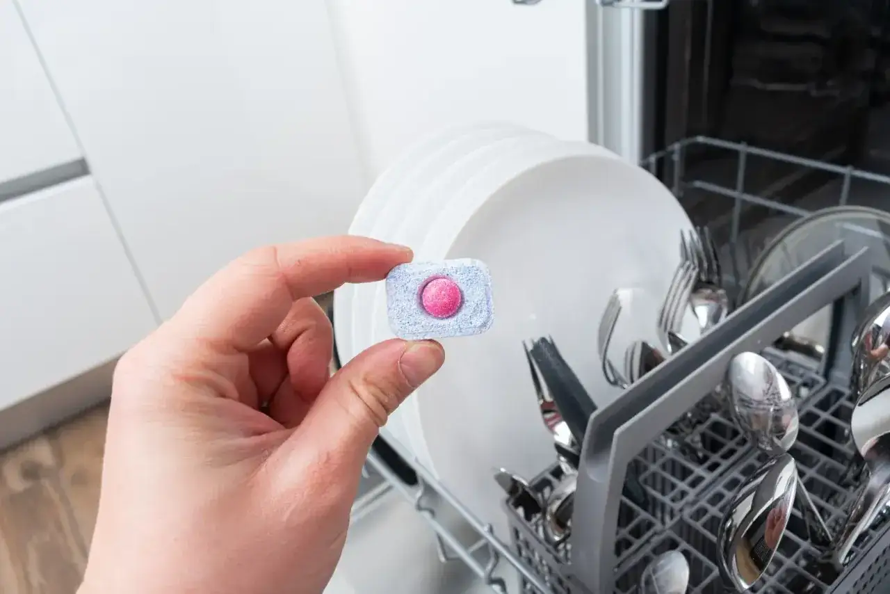 Zmywarka z osadami kamienia i tłuszczu