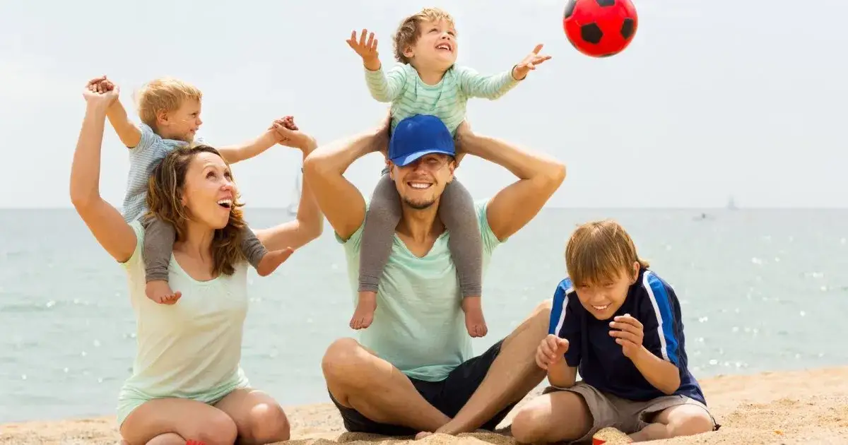 rodzinne wakacje nad morzem polska plaża dzieci