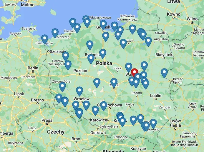 Mapa Polski z zaznaczonymi regionami turystycznymi i średnimi cenami noclegów