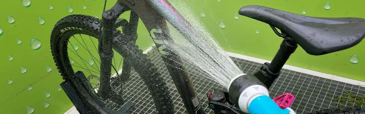 Rower przed i po myciu, czyszczenie napędu rowerowego