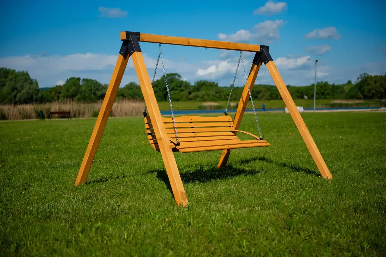 bezpieczna huśtawka ogrodowa drewniana