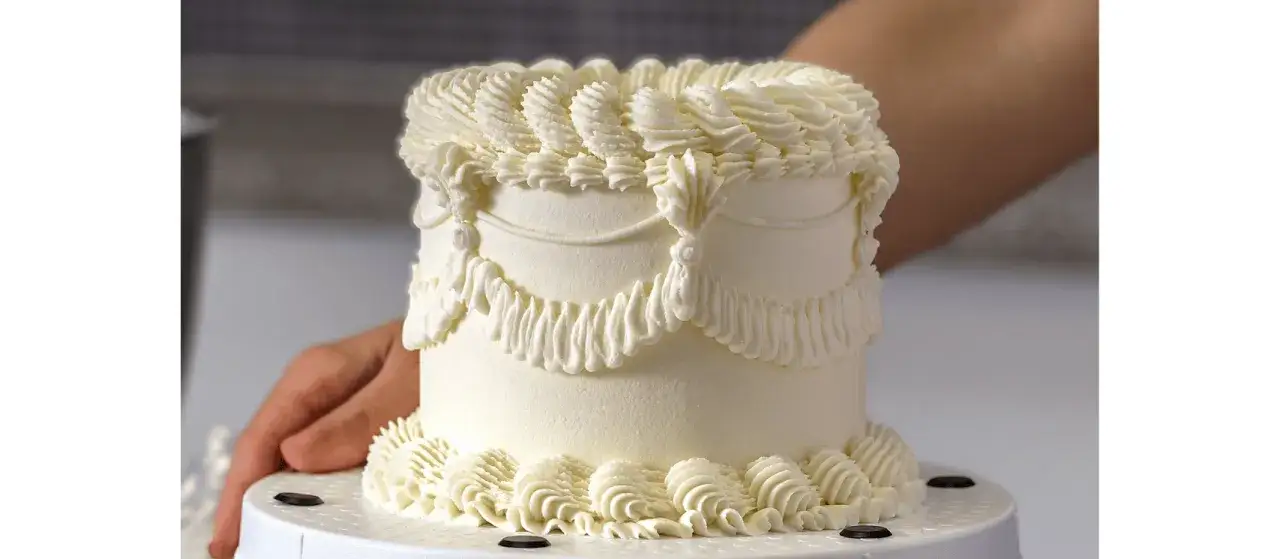 różne techniki dekoracji tortu kremem