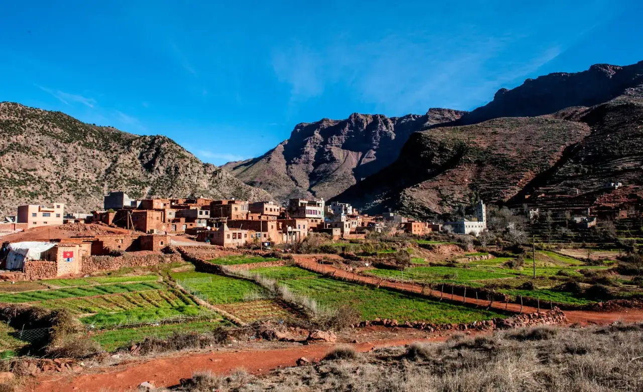 Wioska w g&oacute;rach Atlas w Maroku, z tarasowymi polami i tradycyjną architekturą.