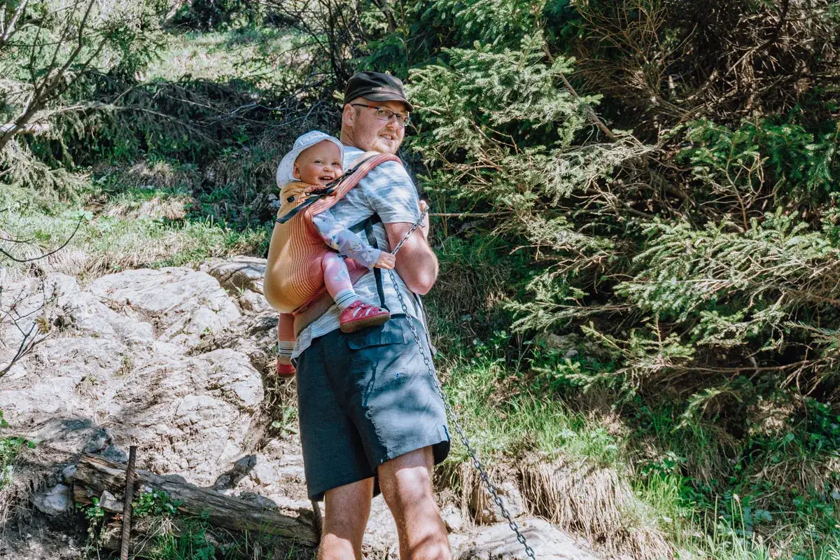Rodzice sprawdzający pogodę w górach z dzieckiem