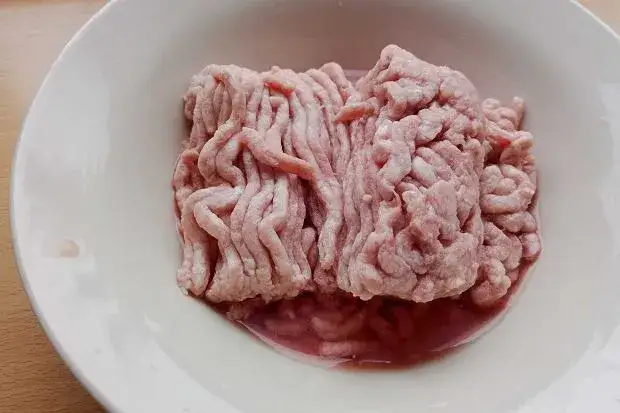 oznaki zepsutego mięsa po rozmrożeniu
