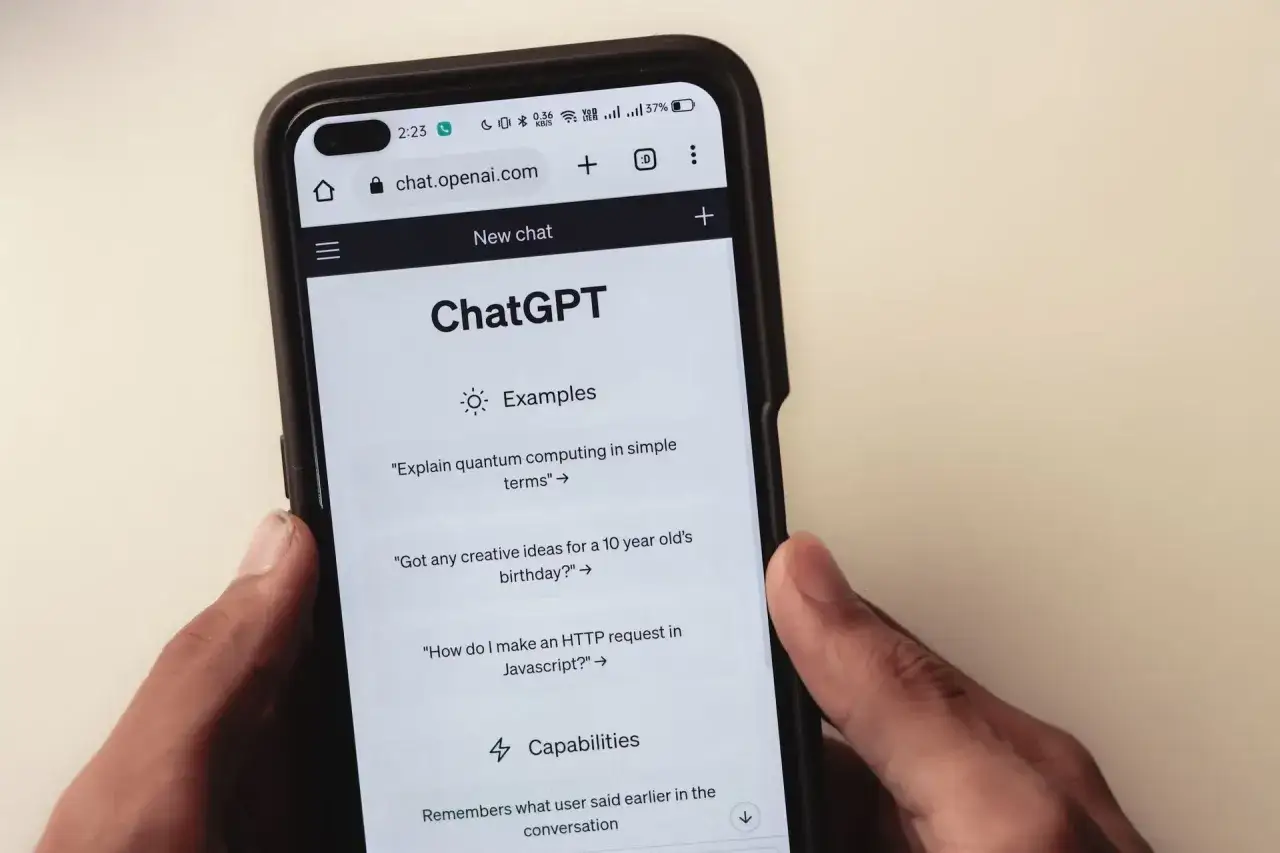 Aplikacja mobilna ChatGPT na telefonie