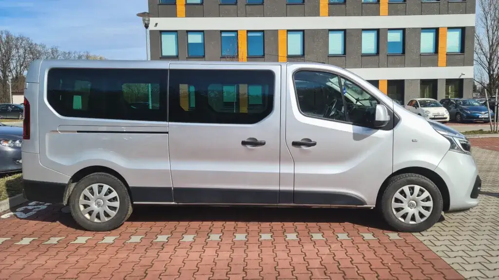 bus 9 osobowy różne warunki drogowe