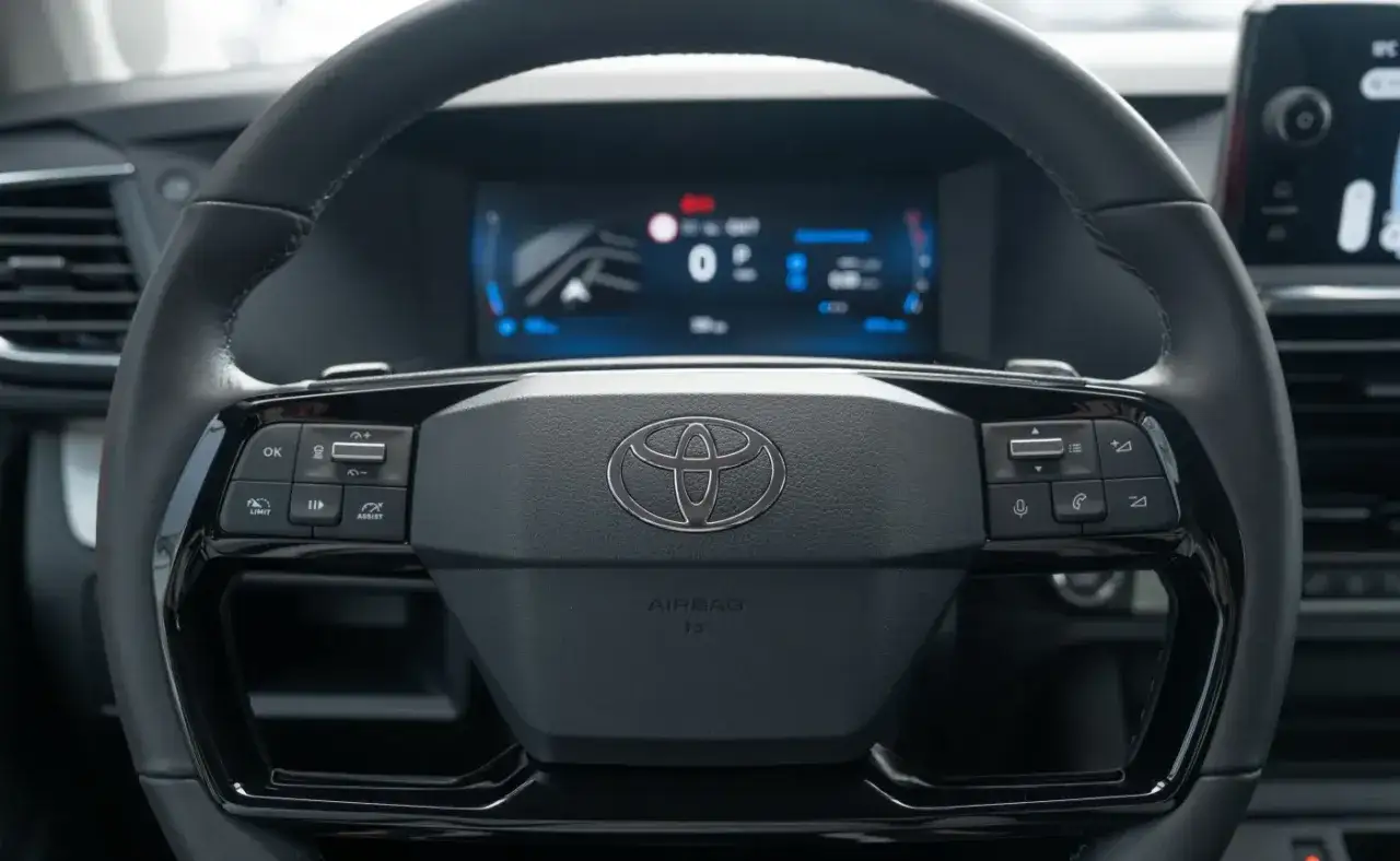 Kierownica z logo Toyota i cyfrowym wyświetlaczem w nowym modelu Toyota Verso.