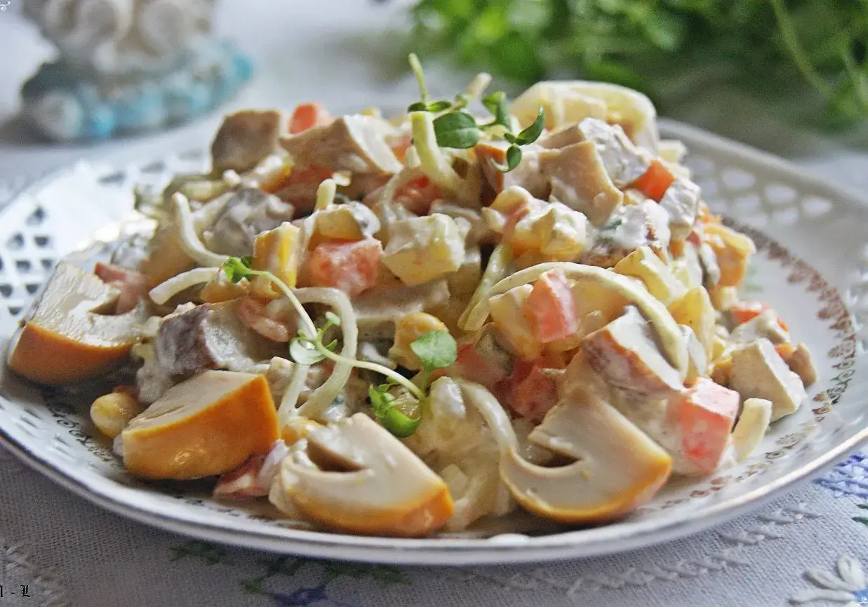 Pyszna sałatka z grzybkami marynowanymi, jajkiem, kukurydzą i warzywami, polana kremowym sosem.