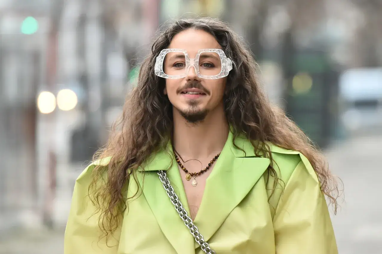 Michał Szpak w limonkowym płaszczu i okularach. Czy Michał Szpak ma żonę? To pytanie nurtuje fanów.