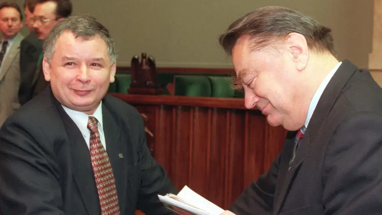 Lech Kaczyński i Jarosław Kaczyński, którzy założyli PiS, rozmawiają przy dokumentach.