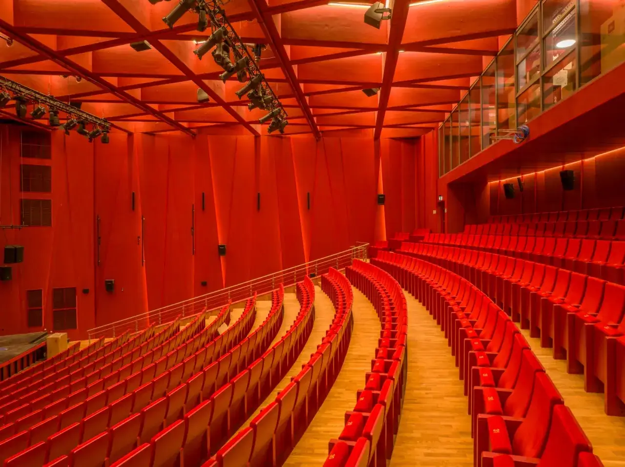 Nowe wnętrza Teatru Polskiego w Szczecinie, kiedy otwarcie? Czerwone fotele i nowoczesna architektura czekają na widzów.