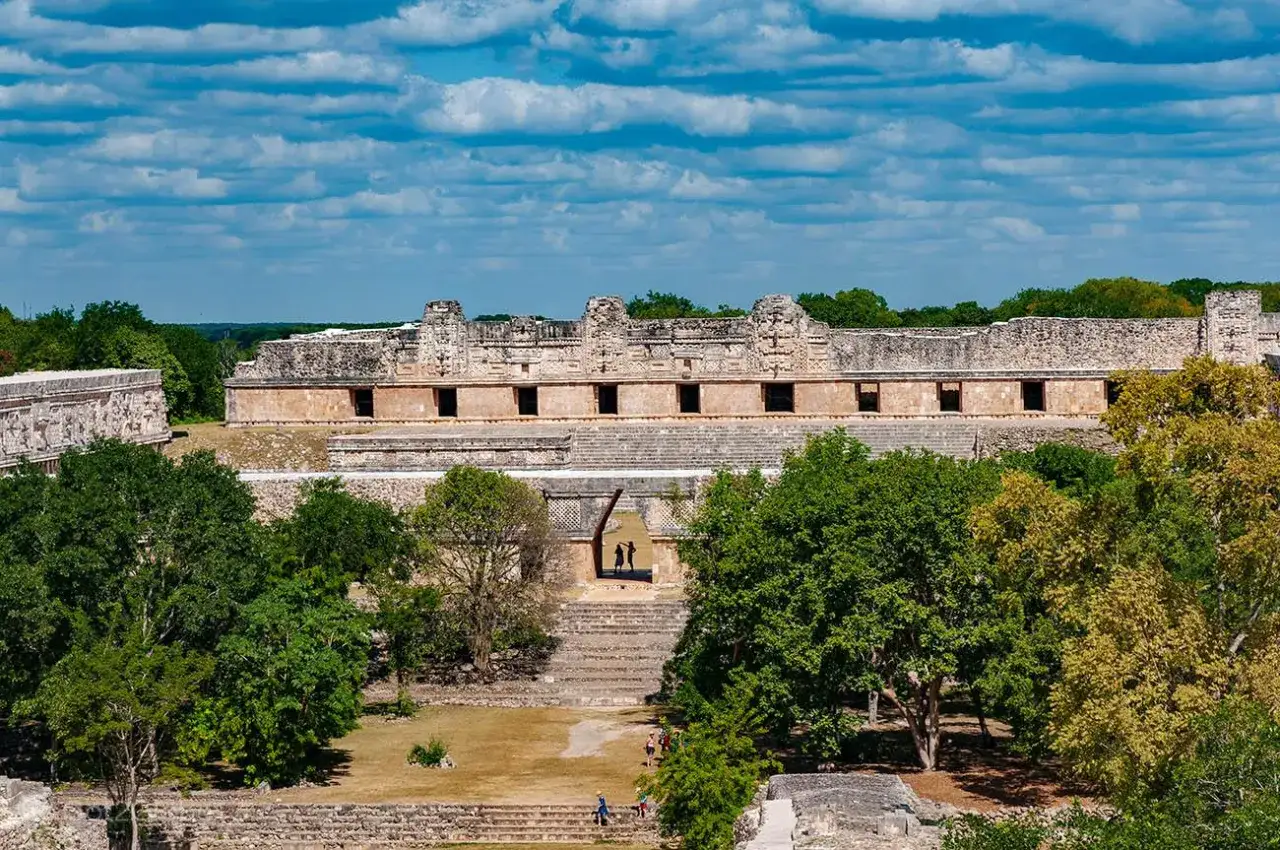 Ruiny Majów, świadkowie tajemnicy, dlaczego cywilizacja Majów upadła. Monumentalne budowle i bujna roślinność pod błękitnym niebem.