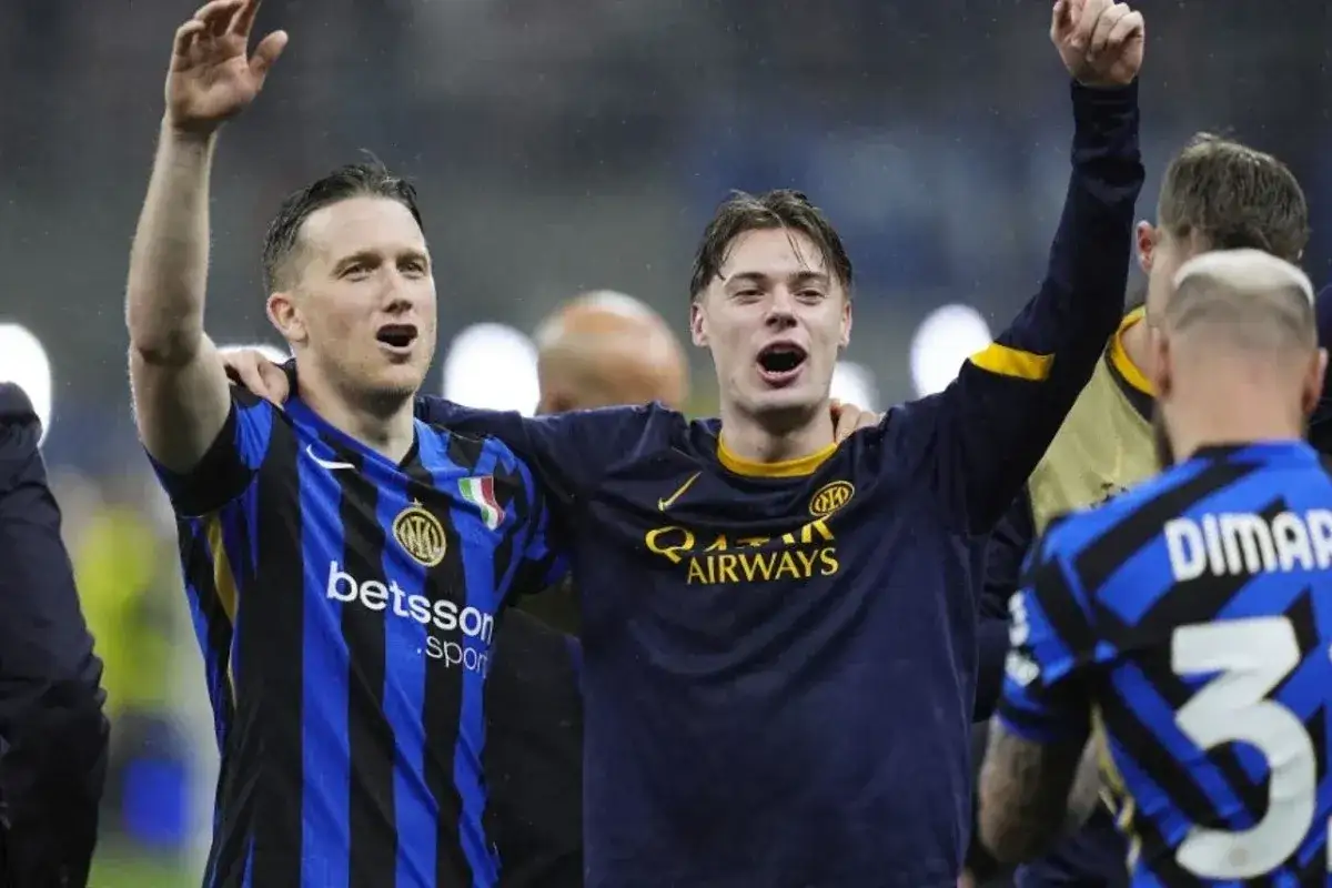 Piłkarze Interu Mediolan świętują zwycięstwo, choć nie wygrali Ligi Mistrzów.