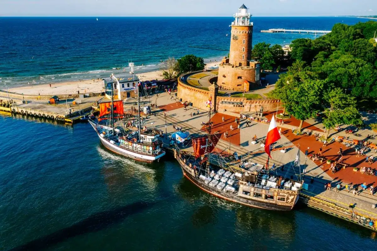 Latarnia Kołobrzeg widok z g&oacute;ry panorama
