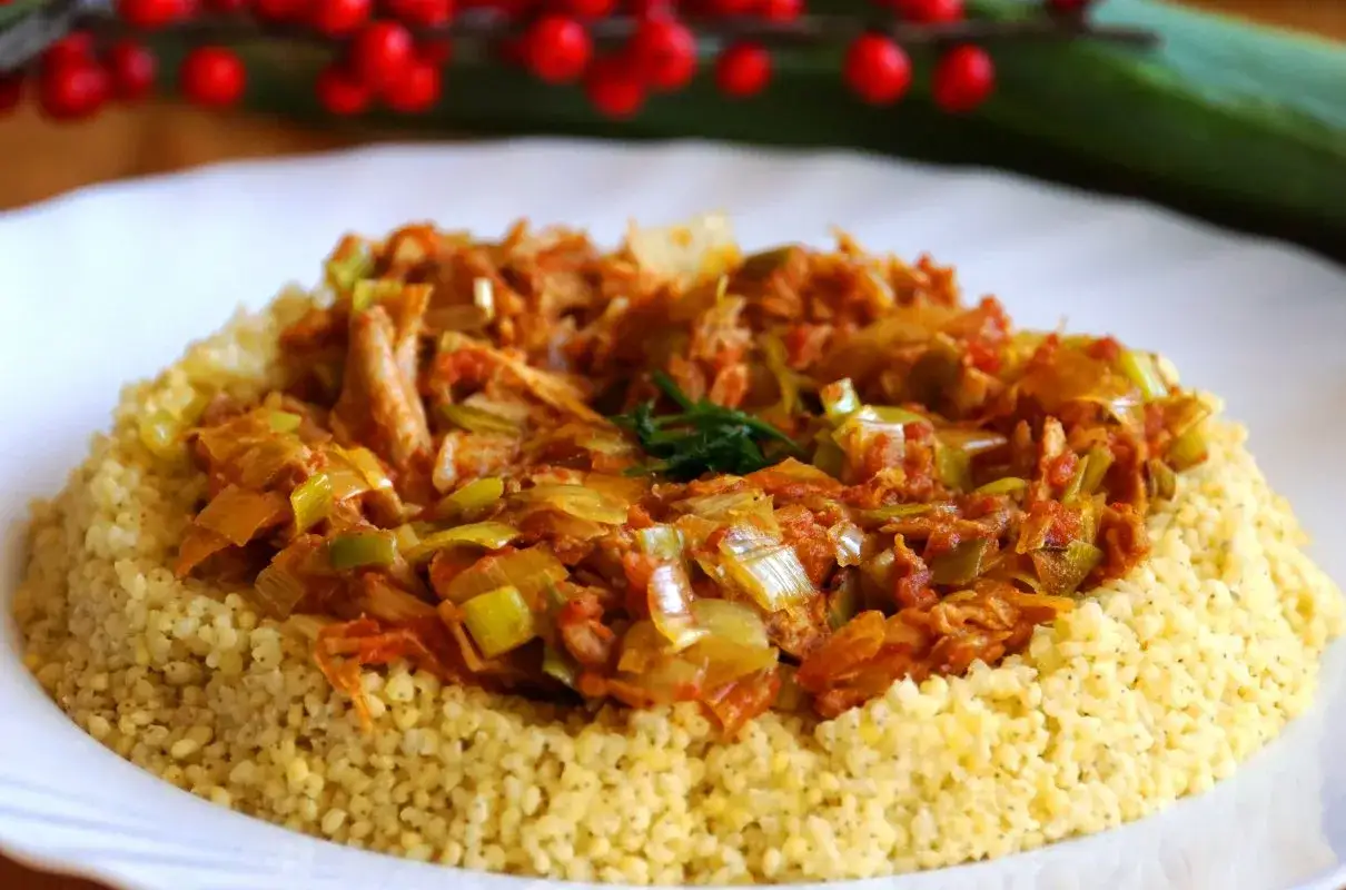 Danie z kaszy kuskus z duszonym mięsem drobiowym i porem w sosie pomidorowym. Inspiracja: co zrobić z ugotowanym mięsem z rosołu 5 pomysłów na bezresztkowe dania drobiowe.