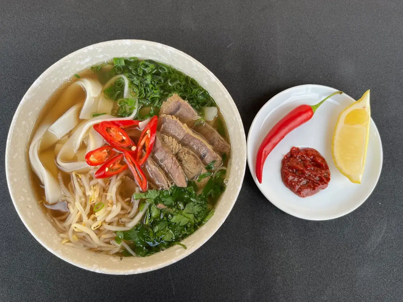 zupa pho w misce