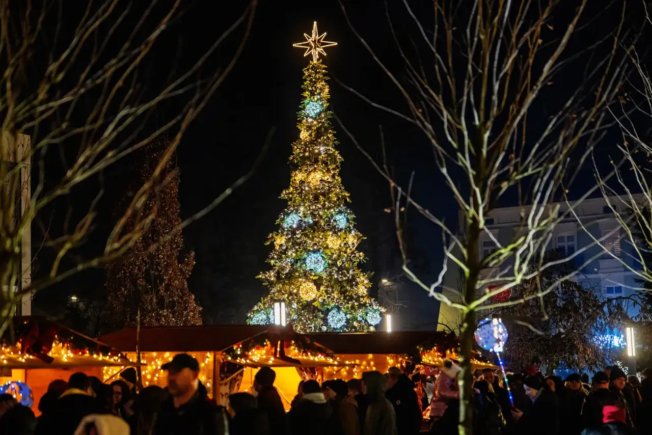 Jarmark świąteczny na placu Zbawiciela w Warszawie. Rozświetlona choinka i stragany przyciągają tłumy. Sprawdź godziny otwarcia!