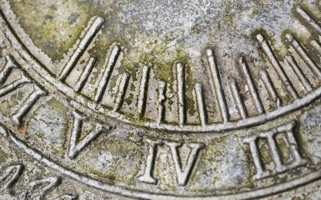 Osoba patrząca na zegar, z tłem wirujących gwiazd i czasoprzestrzeni