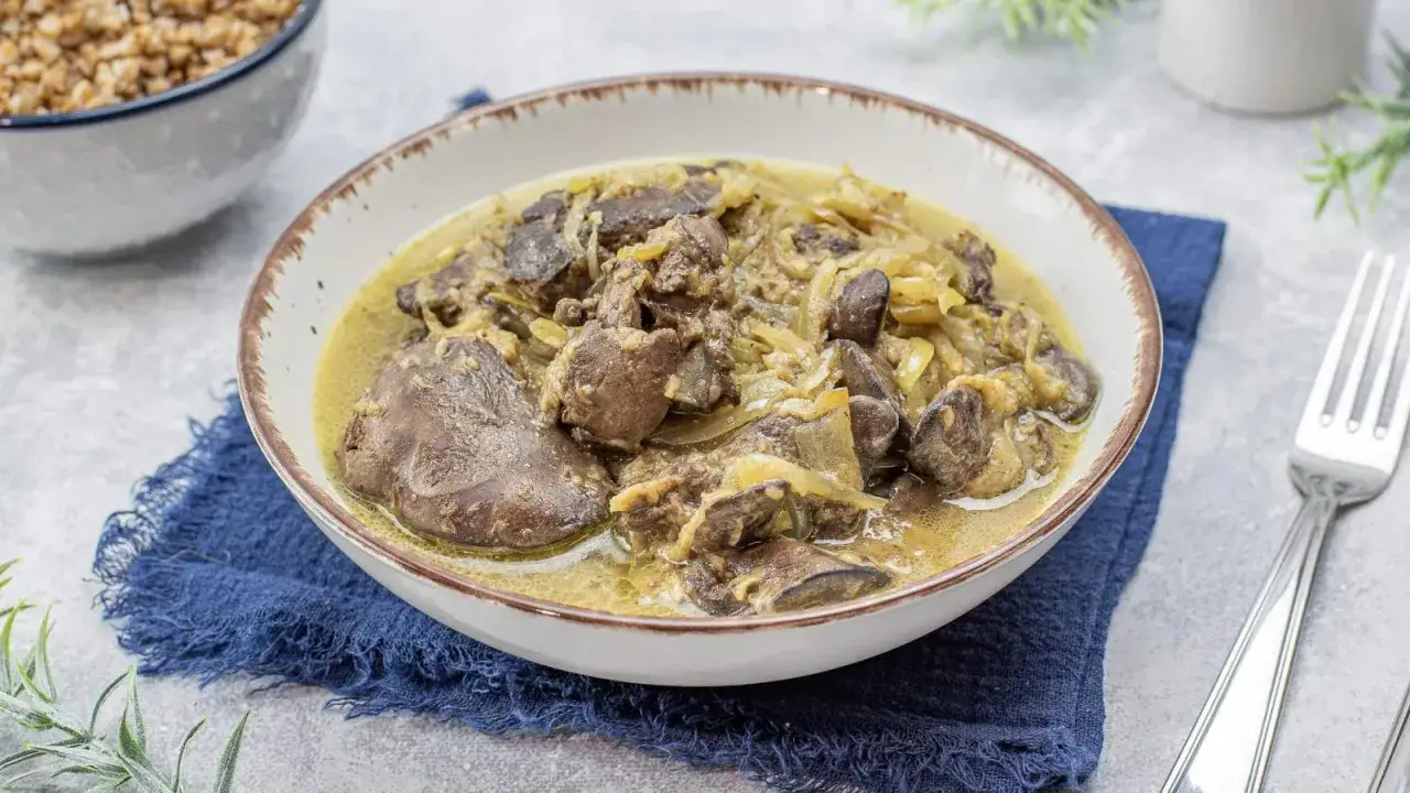 Pyszna wątróbka drobiowa z cebulką w sosie. Czy dzieci mogą jeść wątróbkę drobiową? Tak, to bogactwo żelaza!