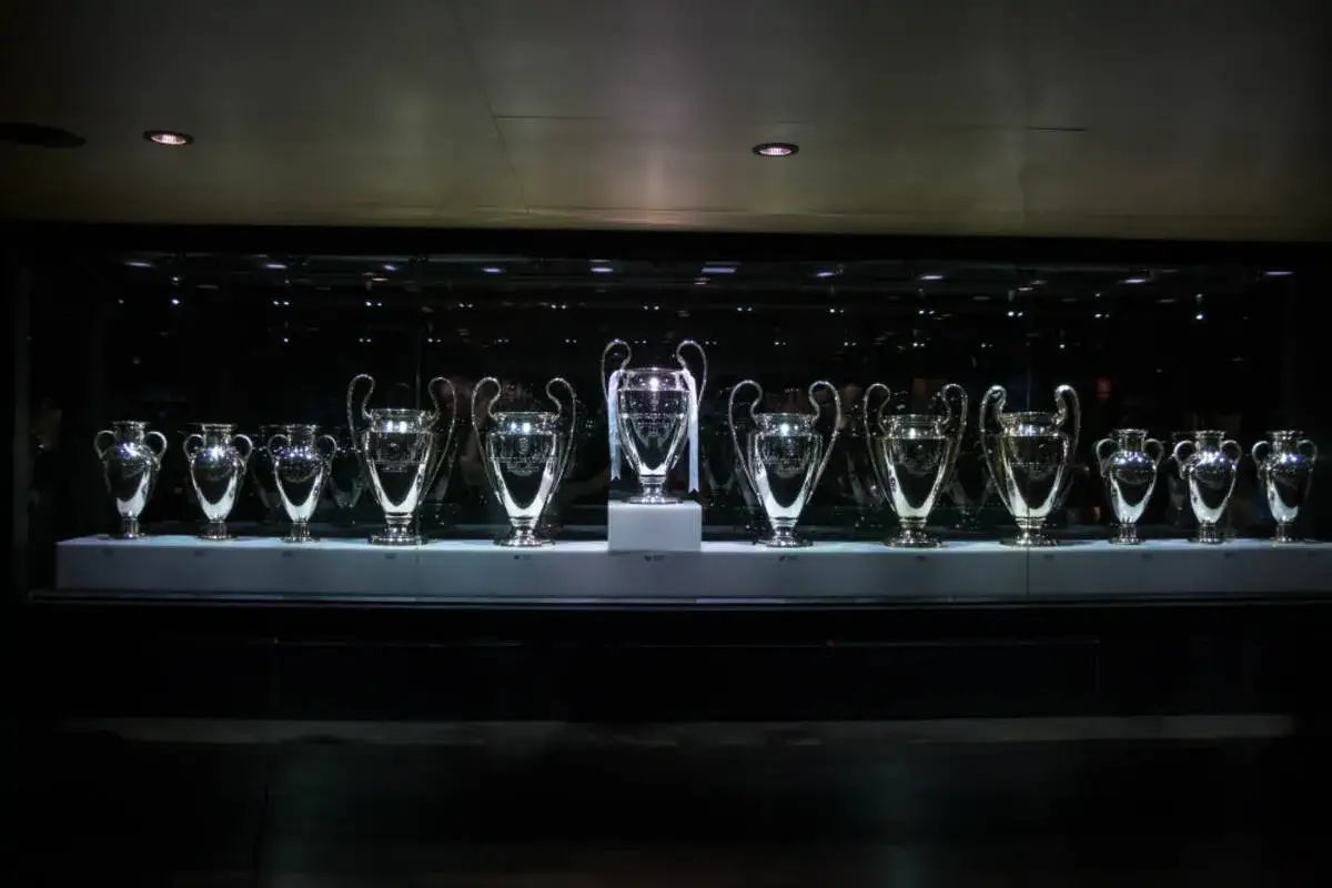 Trofea Ligi Mistrzów w gablocie. Widać, kto ma najwięcej lig mistrzów, prezentując bogatą historię sukcesów.
