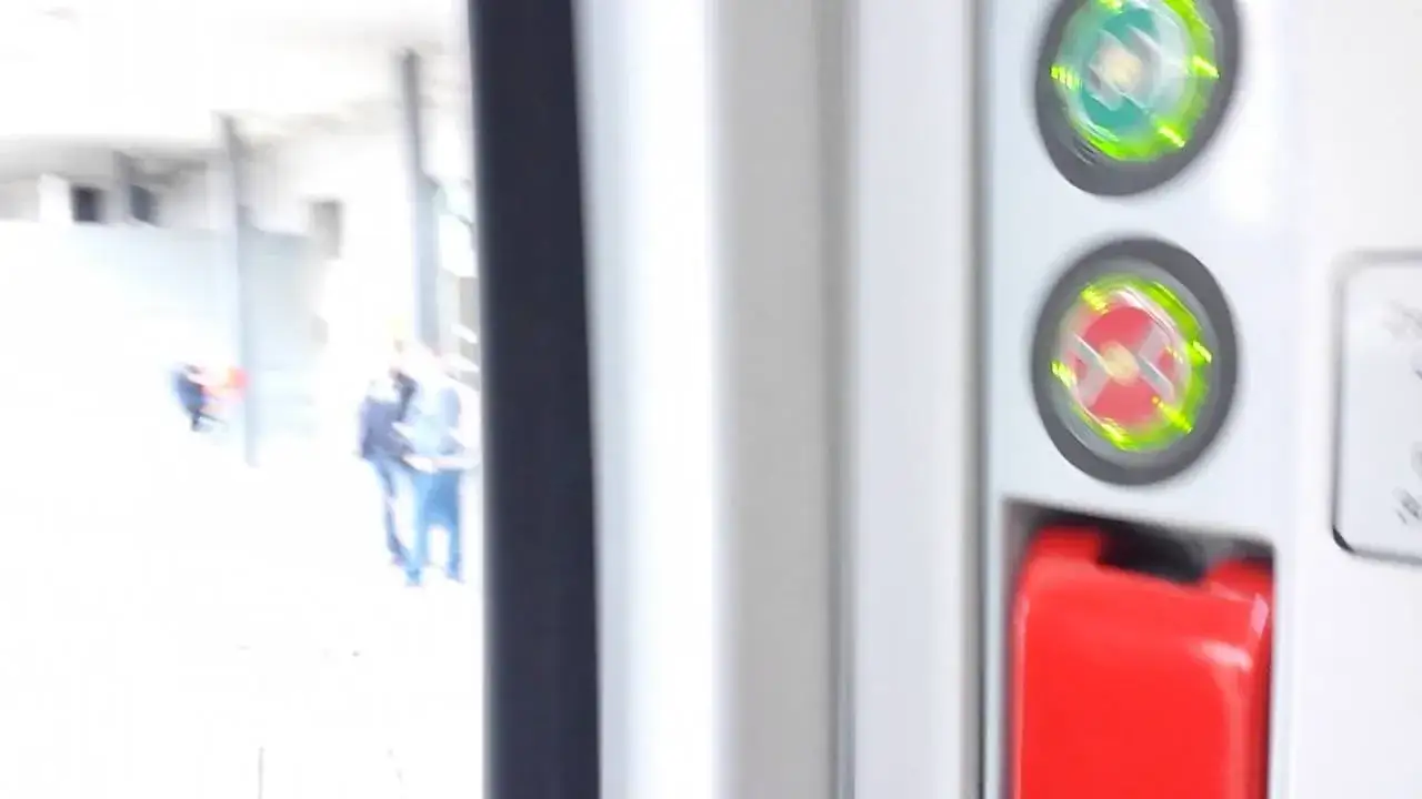 przycisk otwierania drzwi pociąg PKP Intercity