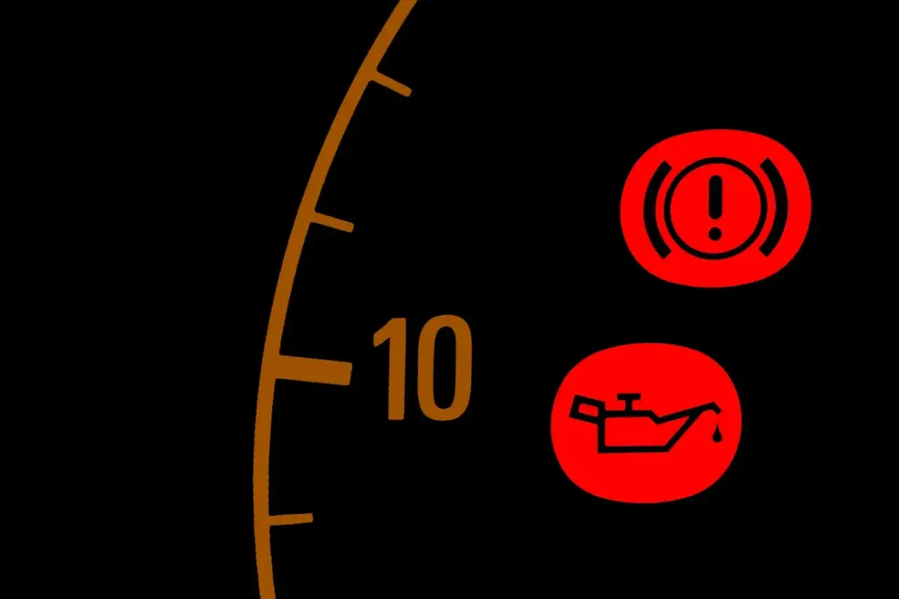 różnica między żółtą a czerwoną kontrolką oleju