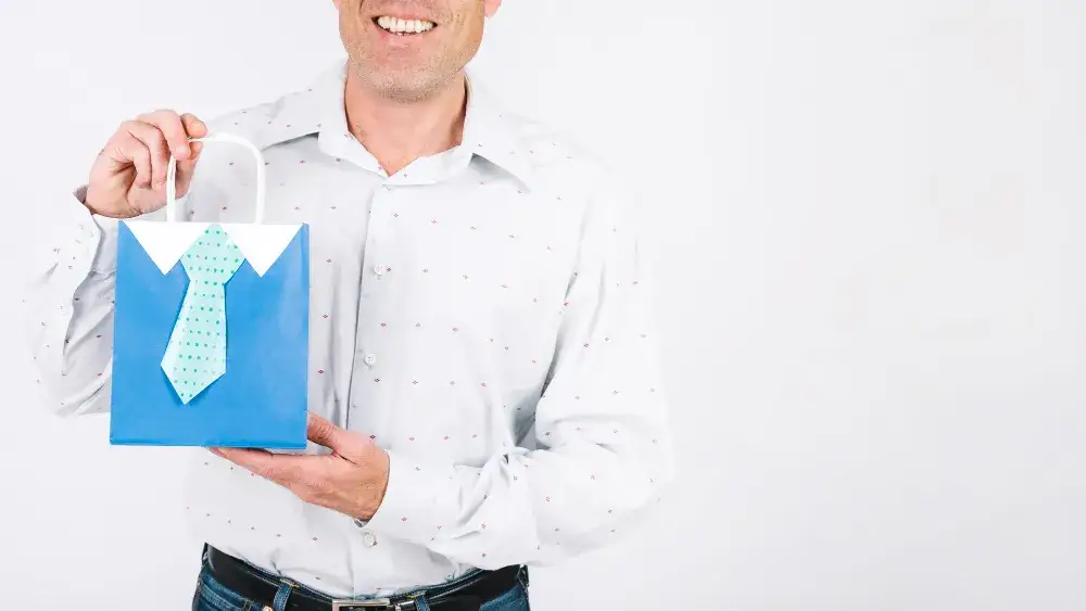 Zdjęcie Jak zapakować koszulę na prezent: 5 najlepszych sposobów prezentacji