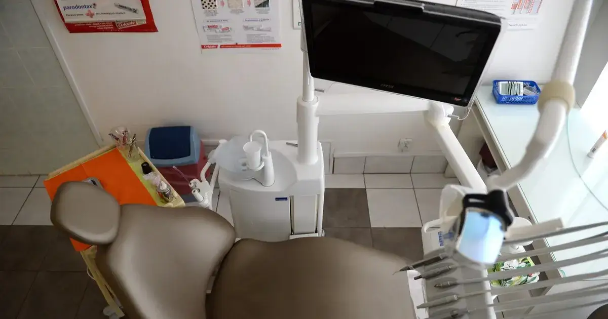 Zdjęcie Co refunduje NFZ u dentysty? Sprawdź, co możesz zyskać bezpłatnie