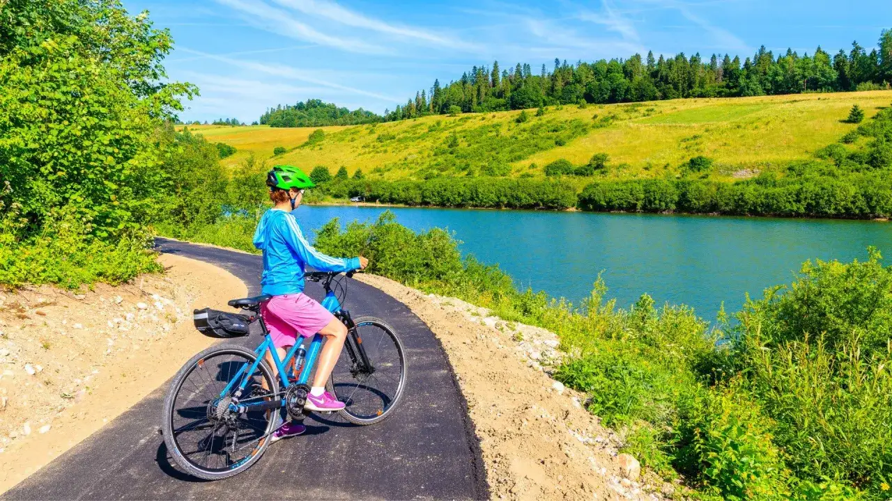 Zdjęcie Najlepsze trasy rowerowe wokół jezior, które musisz poznać