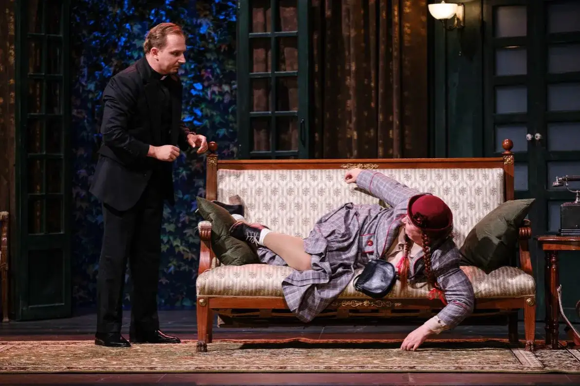 Zdjęcie Spektakl o co biega - odkryj jego intrygującą fabułę i przesłanie