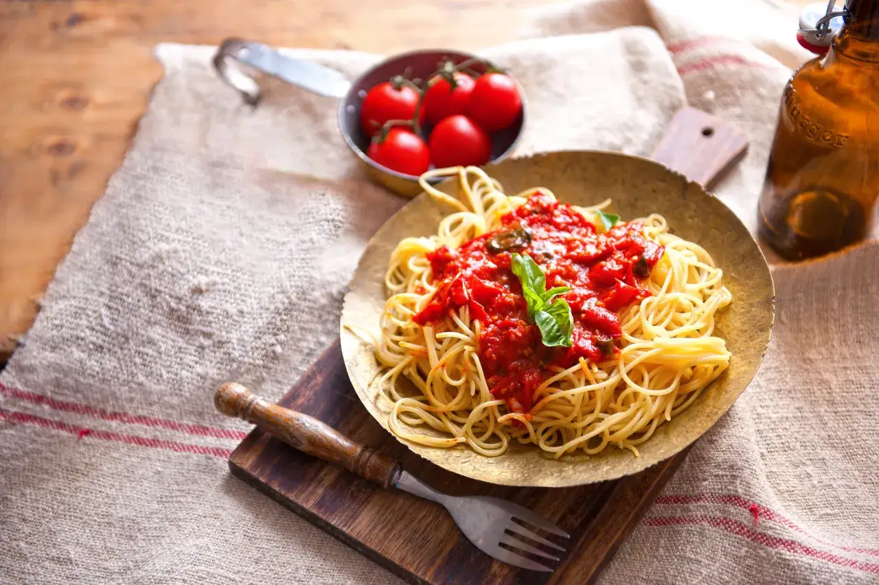 Zdjęcie Jak usunąć plamy po spaghetti? Skuteczne metody na każdą powierzchnię
