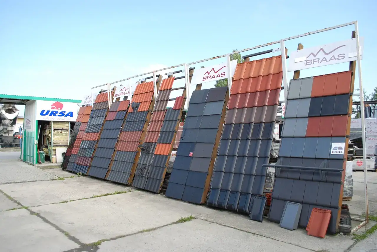 Zdjęcie Kto wyrabia płytki dla dekarza? Poznaj najlepszych producentów dachówek