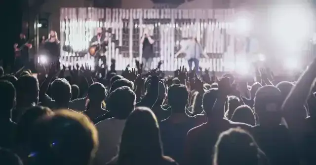 Zdjęcie Ile trwa koncert Hurts? Odkryj zaskakujące szczegóły występu!