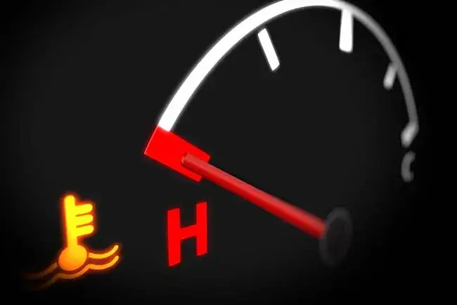 Zdjęcie Czy chłodnica powinna być ciepła? Sprawdź, co oznacza jej temperatura