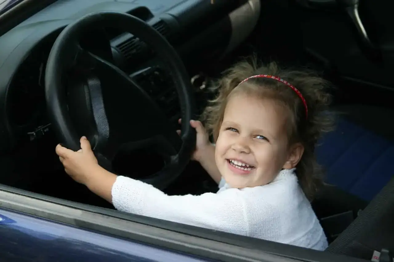 Zdjęcie Od kiedy dziecko bez fotelika z przodu? Przepisy i bezpieczeństwo