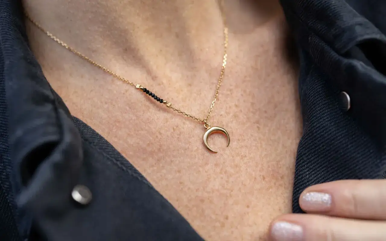 Zdjęcie Naszyjnik księżyc co oznacza? Odkryj jego głęboką symbolikę