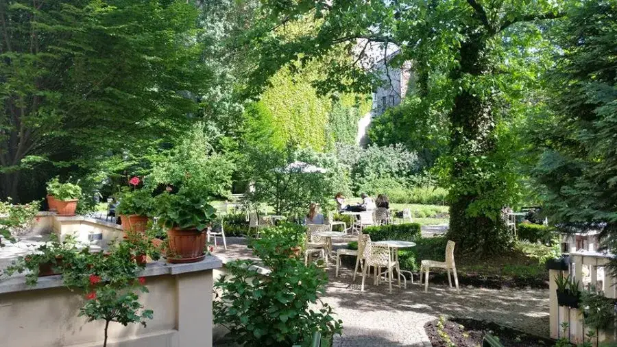 Zdjęcie Kawiarnie z ogródkiem w Krakowie: 10 najlepszych miejsc na relaks