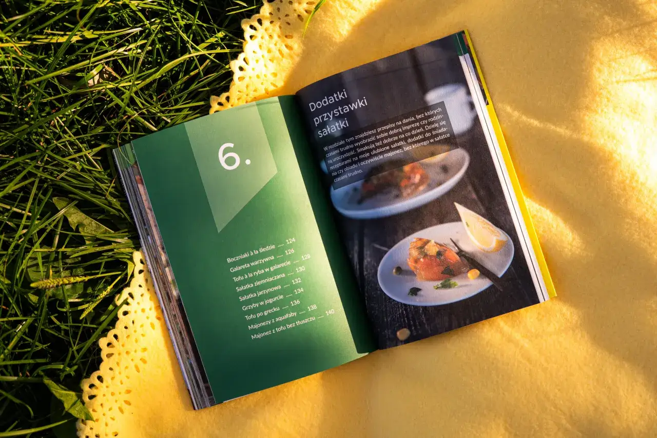 Otwarta książka kucharska na trawie. Rozdział 
