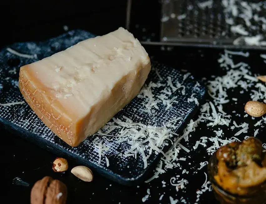 Zdjęcie Czy parmigiano reggiano to parmezan? Poznaj kluczowe różnice
