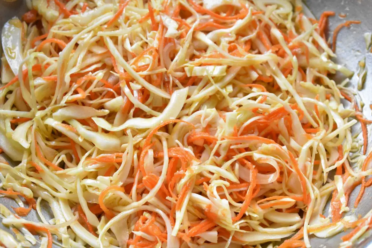 przygotowanie sur&oacute;wki z białej kapusty po chińsku