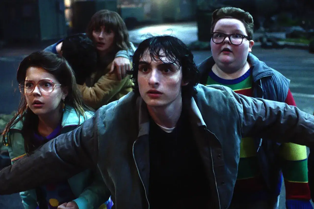 Zaskoczona obsada Stranger Things 5 w akcji. Dustin, Max, Nancy i Will w napiętej scenie.