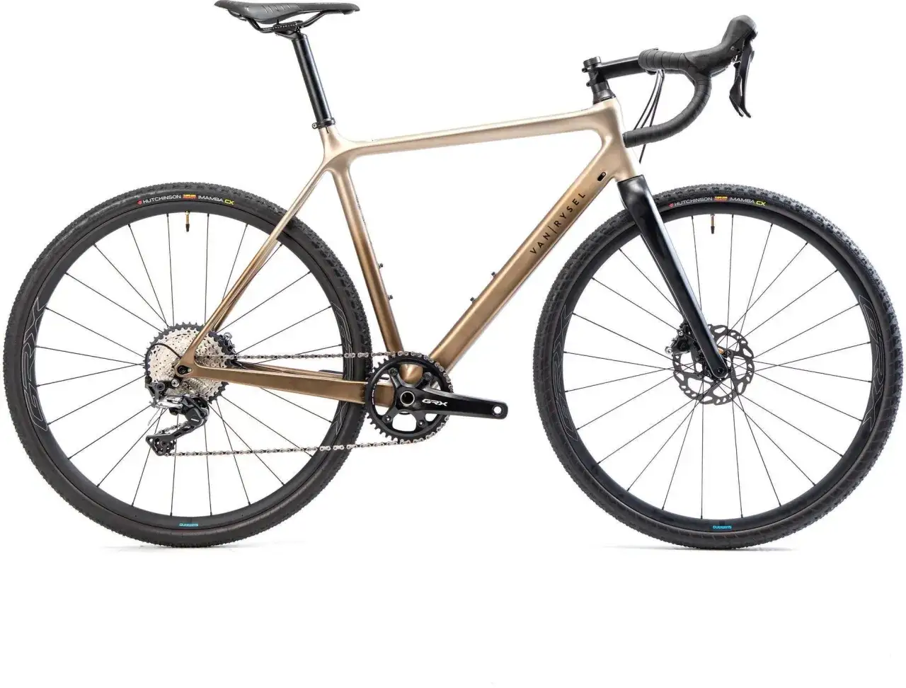 Złoty rower gravelowy Van Rysel z oponami Hutchinson Mamba CX i napędem Shimano GRX, gotowy na każdą trasę.