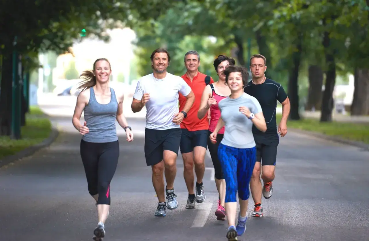 r&oacute;żne osoby uprawiające r&oacute;żne sporty: bieganie, siłownia, joga, spacer