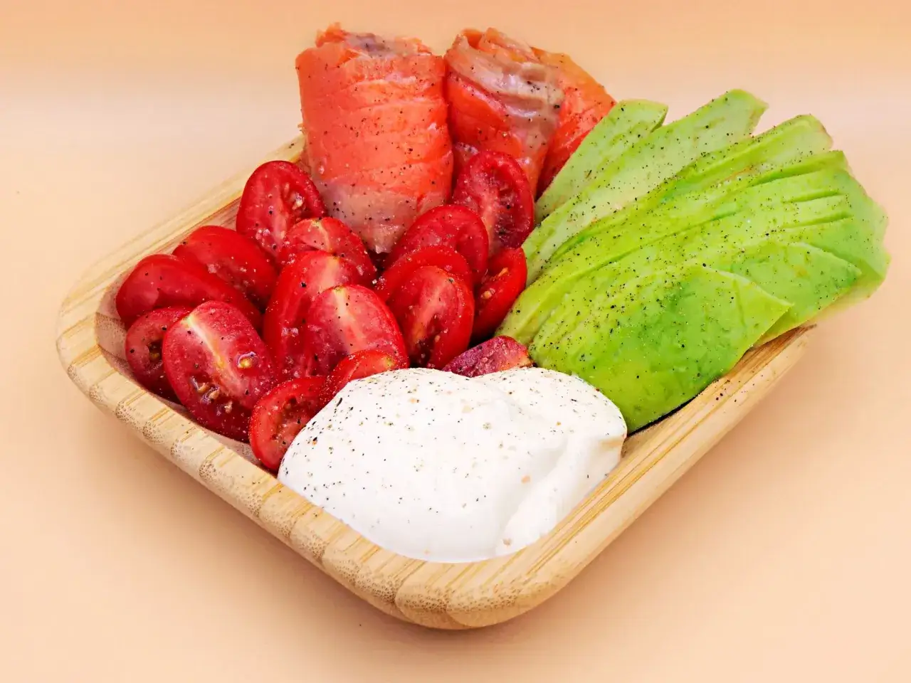 Pyszne keto śniadanie: łosoś, pomidorki, awokado i kremowy serek. Idealny start dnia!